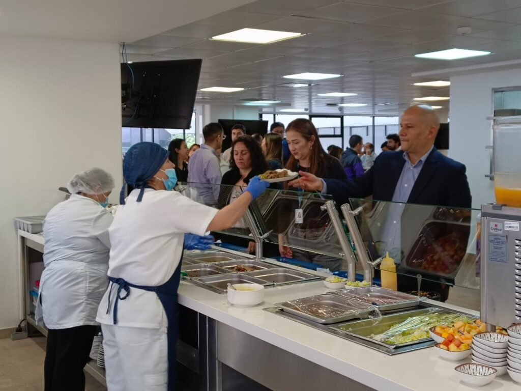 Personal de Sandra y su equipo en plena línea de servicio catering empresas atendiendo a colaboradores.