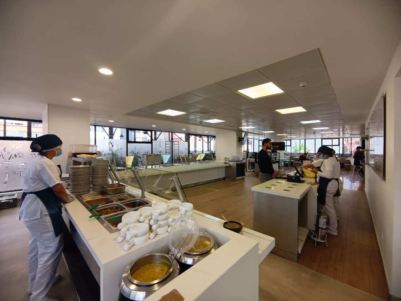 Servicio profesional de almuerzos ejecutivos para empresas Bogotá desde la planta de Rocha's Catering.