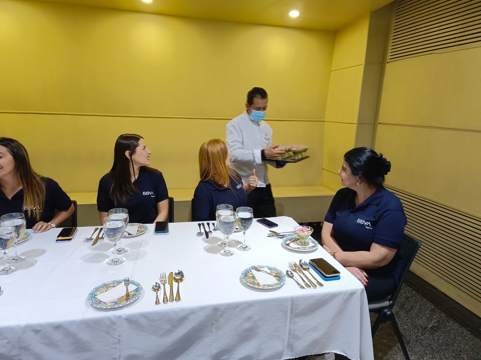Menús de alimentación saludable para empleados con vegetales frescos en un casino empresarial de Bogotá.