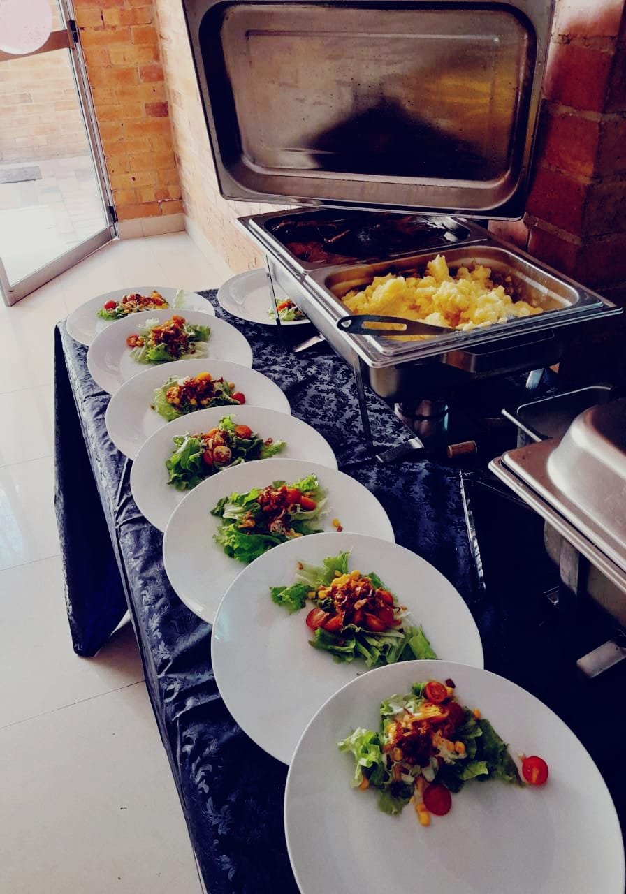 Desayuno de empresa con huevos pochados de autor y catering para juntas directivas en Bogotá.