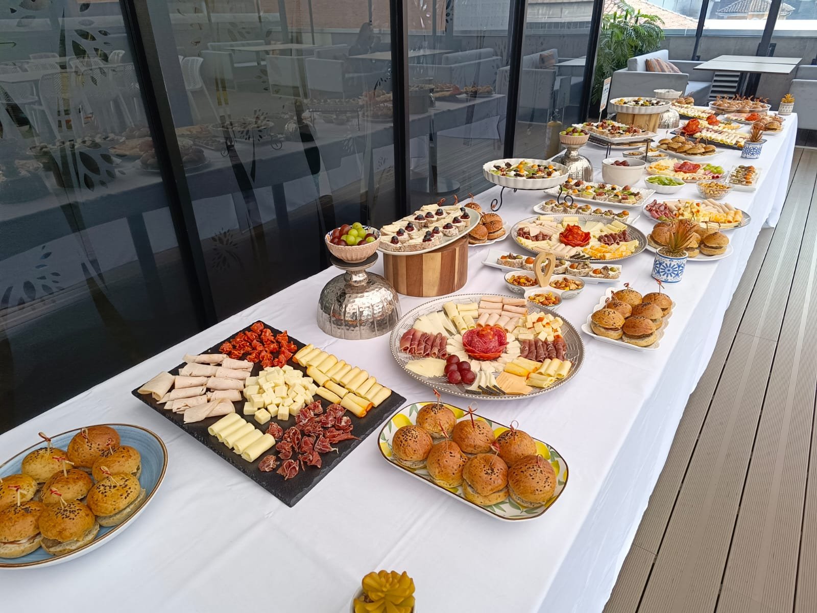 Desayunos de trabajo Bogotá con huevos pochados de autor y catering corporativo.