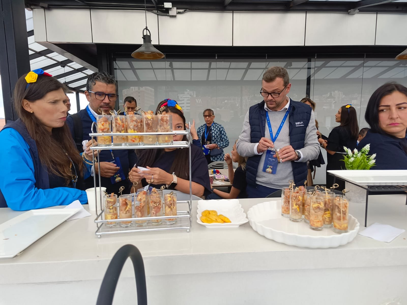 Montaje logístico para banquetes para eventos corporativos en Bogotá con el sello de Rocha's Luxury Catering.