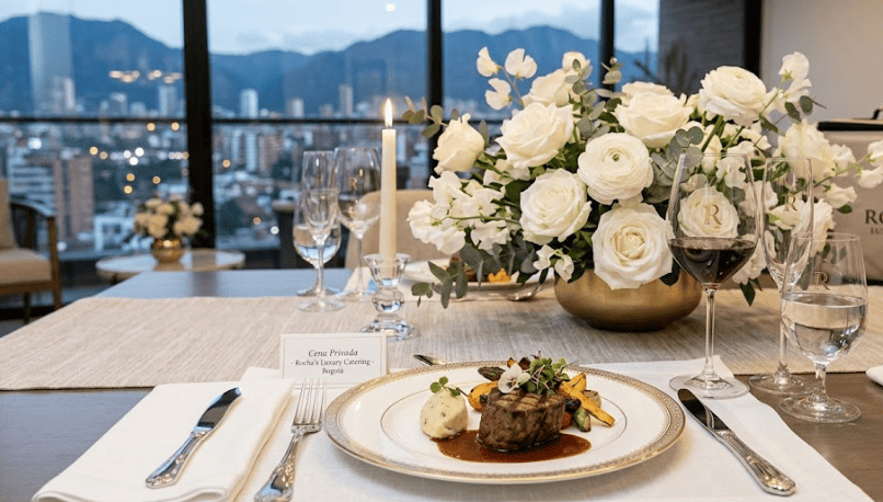 Servicio de banquetes a domicilio en Bogotá organizado por Sandra y su equipo para eventos privados.