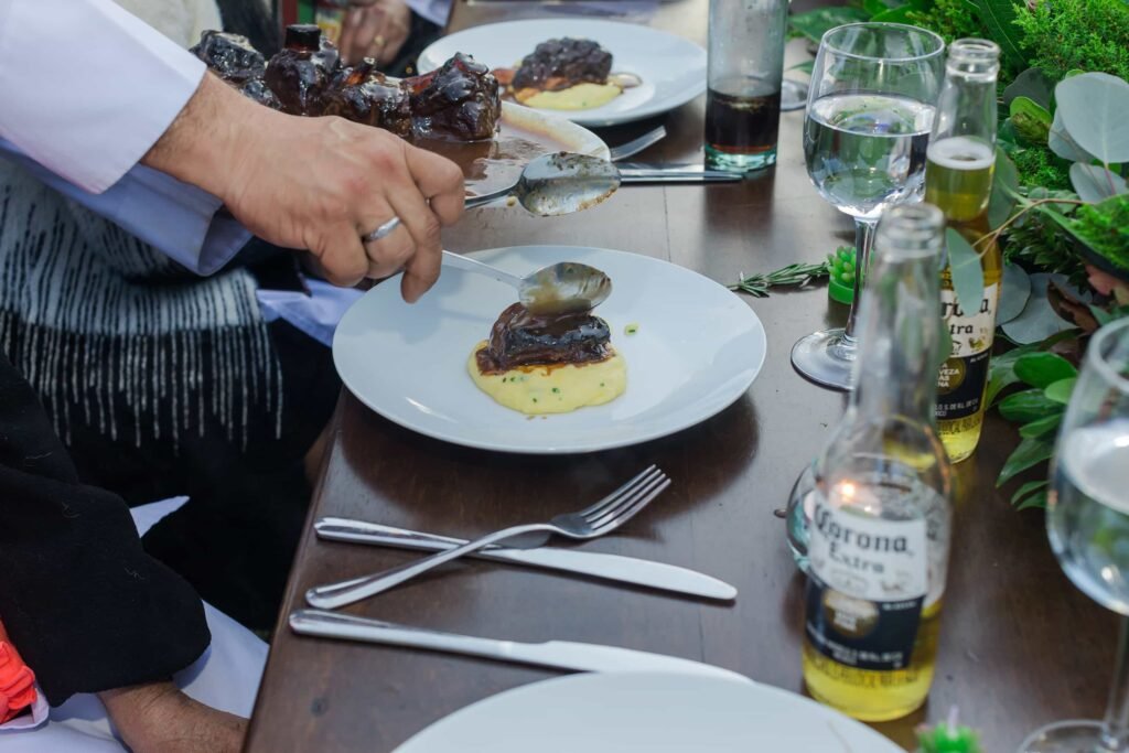 Catering de Autor para Eventos Boutique en Bogotá con asado de tira y alta cocina.