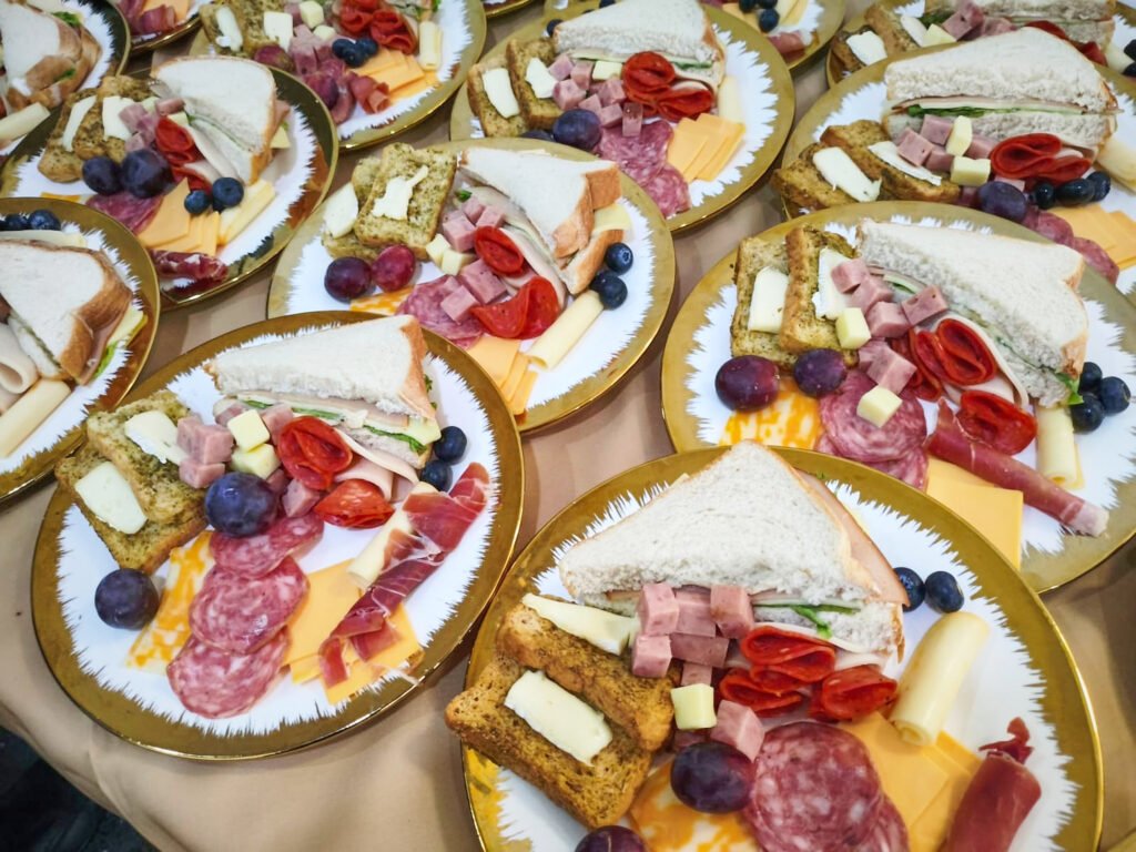 Distribución de platos de catering individual para eventos en haciendas de la Sabana.