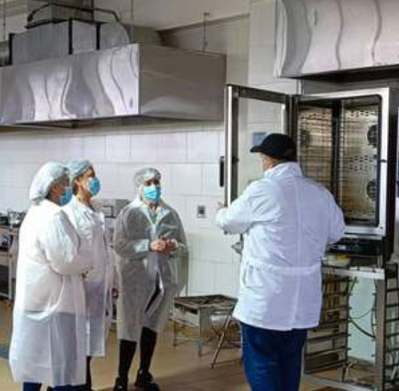 Plantas de producción de alimentos para catering en Bogotá con estándares HSEQ.